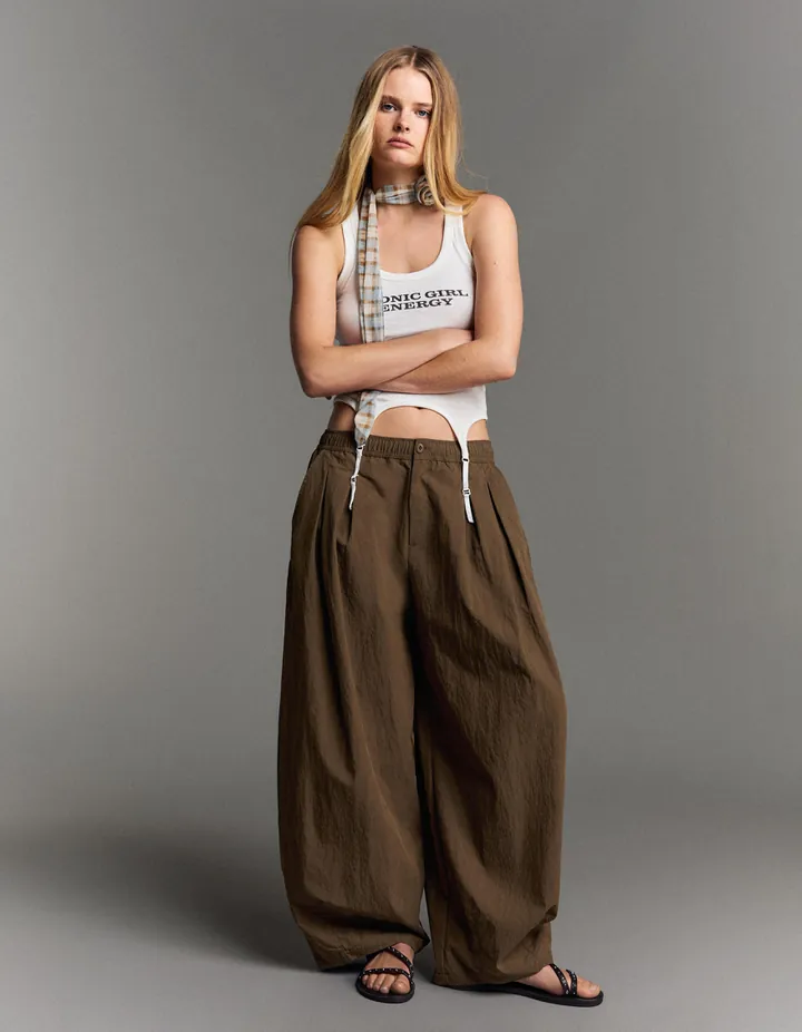 Bershka Pantalón Técnico Cropped Volumen Mujer L Marrón