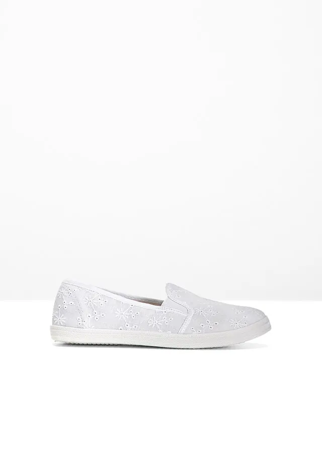 Slippers con bordado calado