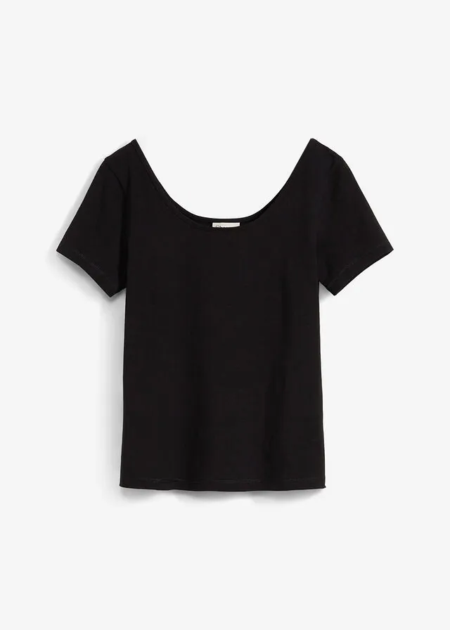 Camiseta con un escote pronunciado en la parte posterior