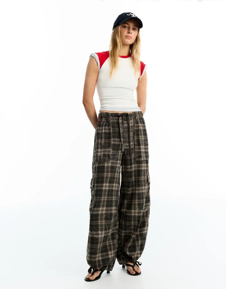 Bershka Pantalón Cargo Parachute Mujer L Marrón