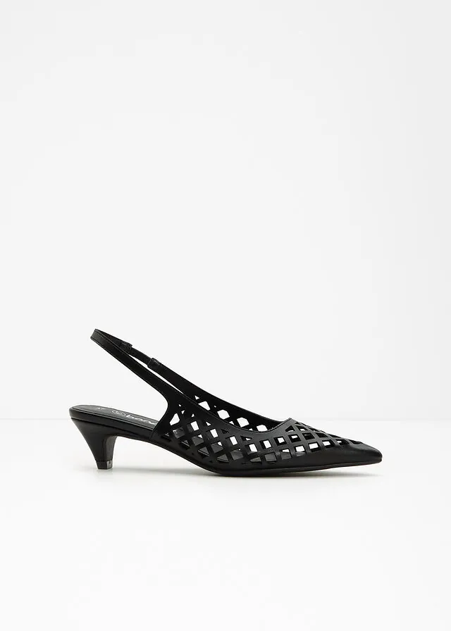 Zapatos con aberturas y talón al descubierto