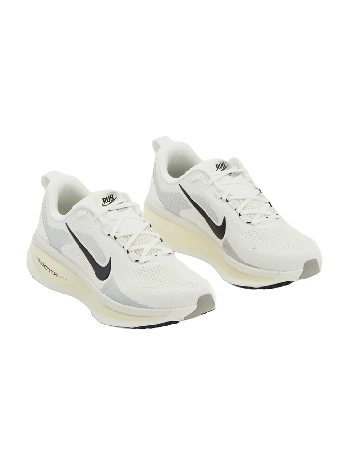 NIKE Zapatillas de running 'VOMERO 18'  gris / negro / blanco