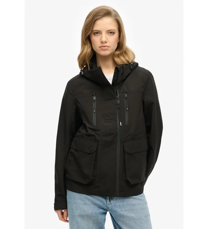 Superdry para mujer. W5011851A Chaqueta cortavientos con capucha Ultimate Tech negro (L), Casual, Poliéster Reciclado, Sostenible