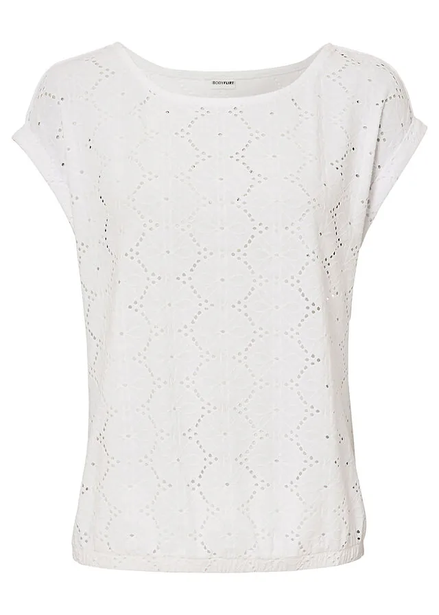 Camiseta con bordado calado