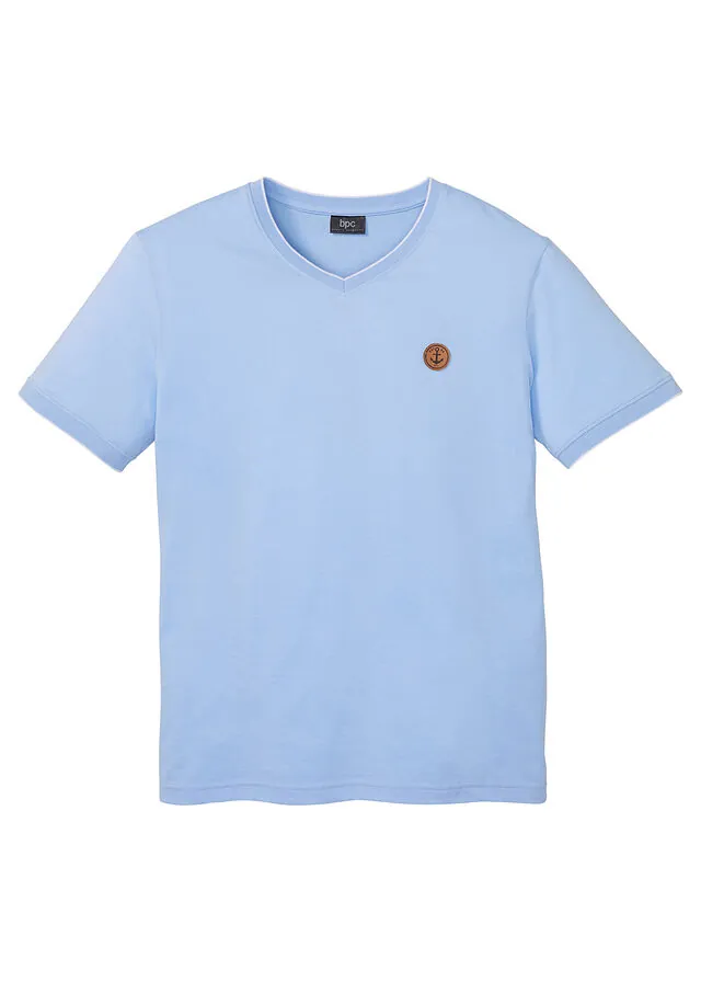 Camiseta con escote en V y aspecto doble
