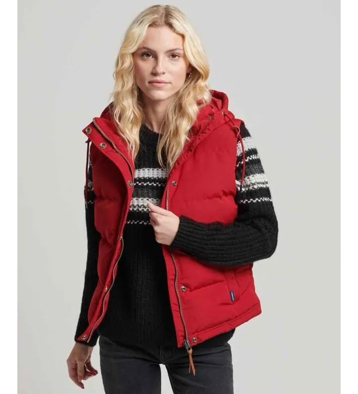 Superdry para mujer. W5010907A Chaleco acolchado con capucha Everest rojo (L), Casual, Nylon, Sostenible