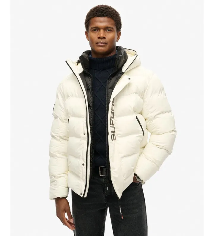 Superdry para hombre. M5011902A Chaqueta acolchada con capucha y gráfico de ciudad blanco (L), Casual, Poliéster Reciclado, Sostenible