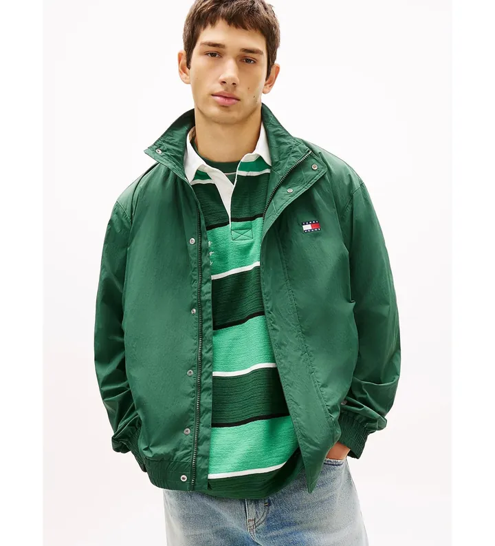 Tommy Jeans para hombre. DM0DM22738 Cazadora repelente al agua con logo trasero verde (L), Casual, Nylon