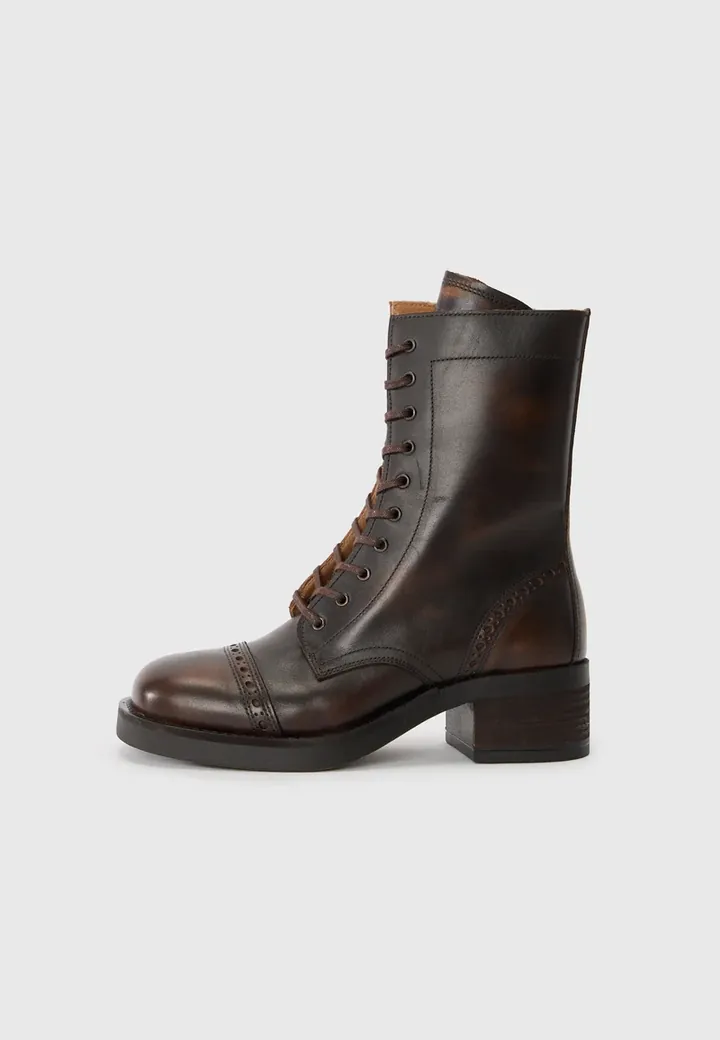 Botines con cordones