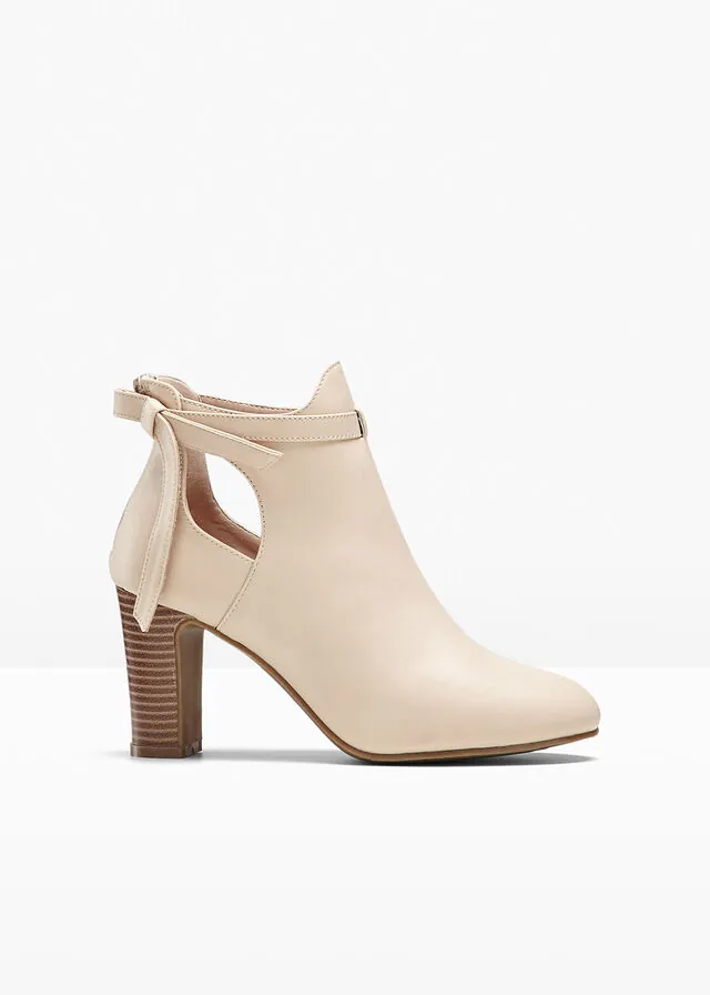 Botines con aberturas