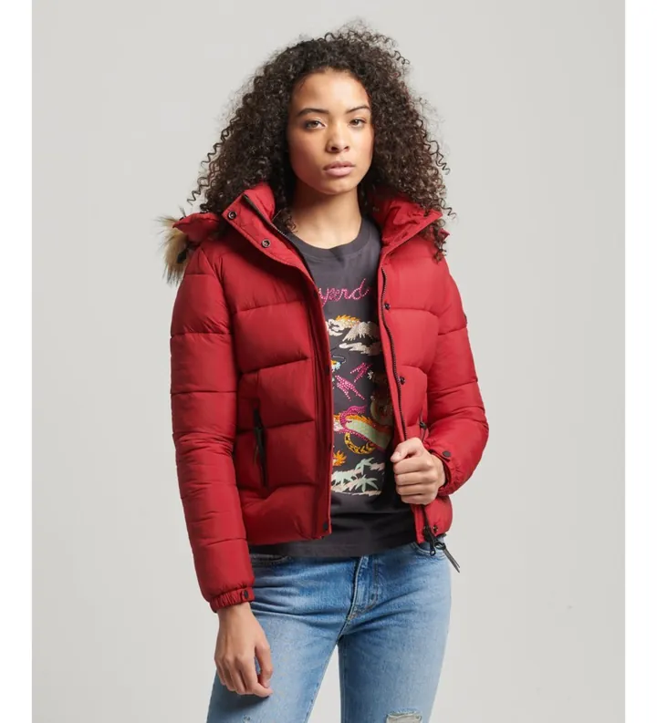 Superdry para mujer. W5011178A Chaqueta corta con capucha de uso intermedio rojo (L), Casual, Nylon