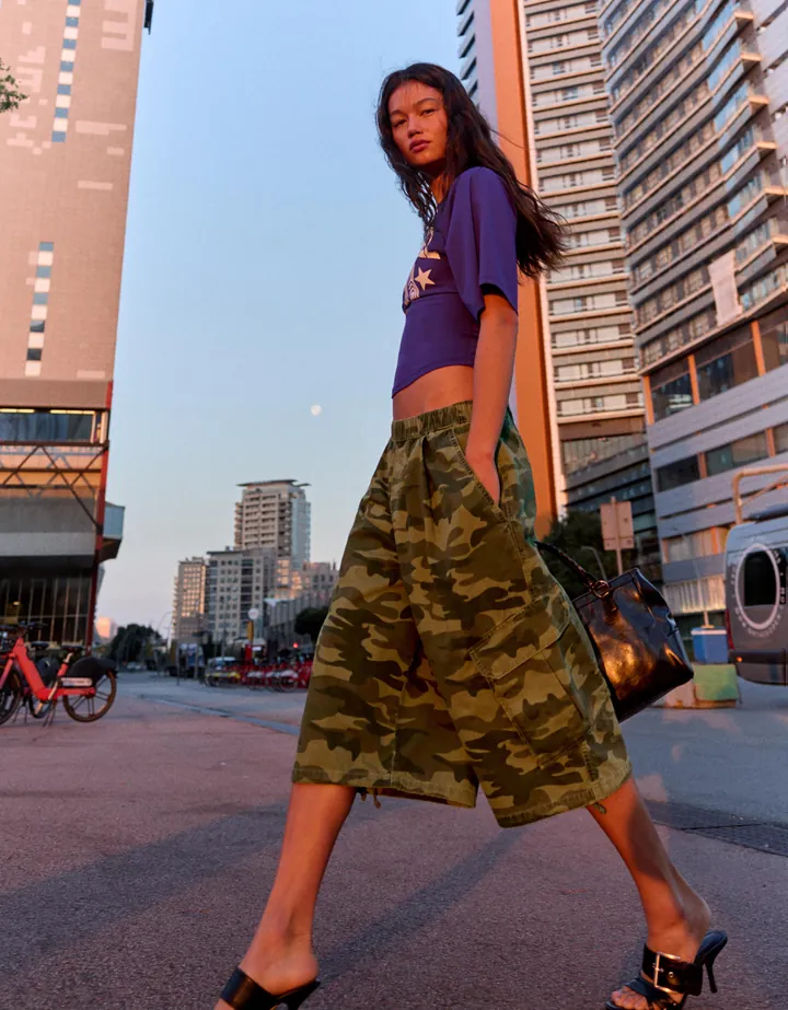 Bershka Bermuda Cargo Print Mujer L Kaki