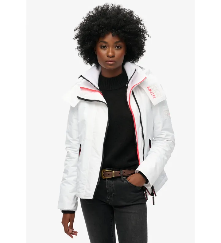 Superdry para mujer. W5011747A Chaqueta cortavientos de montaña con capucha blanco (L), Casual, Poliéster Reciclado, Sostenible