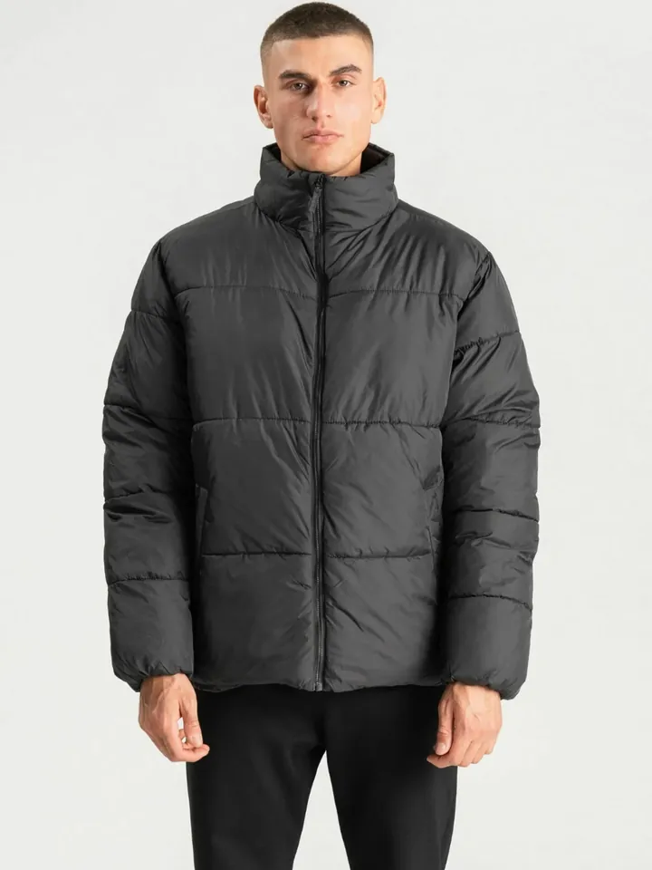 TEESHOPPEN Chaqueta de entretiempo ' Puffer Jacket '  negro