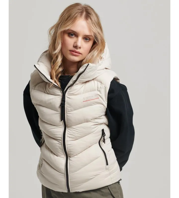 Superdry para mujer. W5011560A Chaleco acolchado de microfibra con capucha beige (M), Casual, Poliéster Reciclado, Sostenible