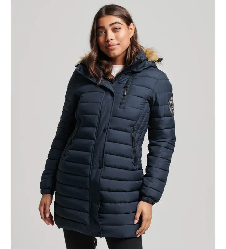 Superdry para mujer. W5011564A Abrigo acolchado con capucha Fuji de largo medio marino (S), Casual, Sostenible, Nylon reciclado