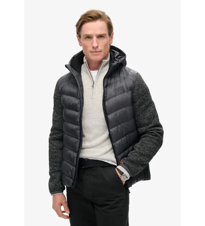 Superdry para hombre. M5012042A Chaqueta híbrida de punto con capucha Storm gris (M), Casual, Poliéster Reciclado, Sostenible