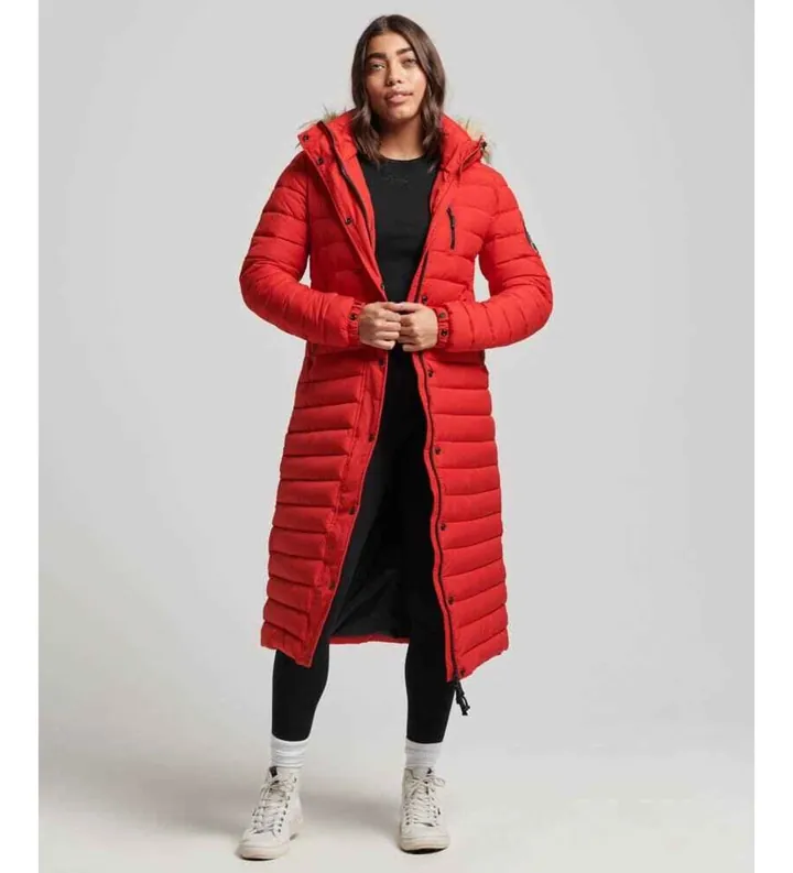 Superdry para mujer. W5011565A Abrigo largo acolchado con capucha Fuji rojo (M), Casual, Poliéster Reciclado, Sostenible