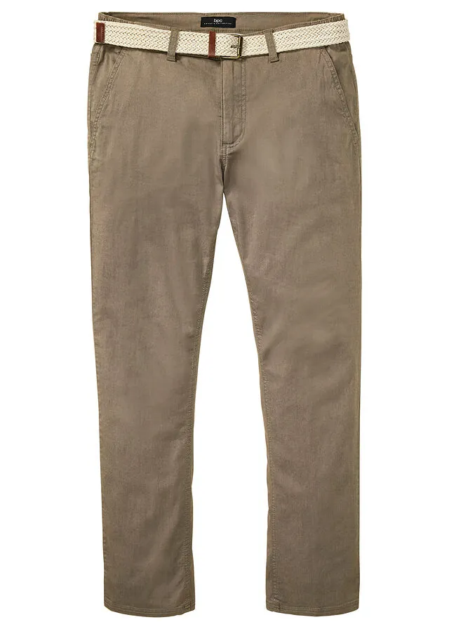 Pantalón tipo chino con corte regular, cinturilla elástica, cinturón y forma recta