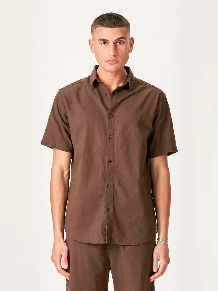 TEESHOPPEN Camisa ' Linen Blend ' marrón oscuro