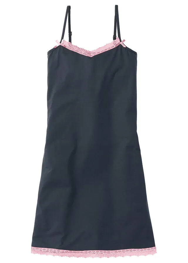 Camisón corto con un encaje delicado