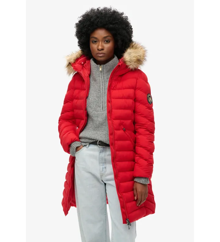 Superdry para mujer. W5011789A Abrigo de largo medio con capucha y ribete de pelo sintético Fuji rojo (L), Casual, Poliéster Reciclado, Sost