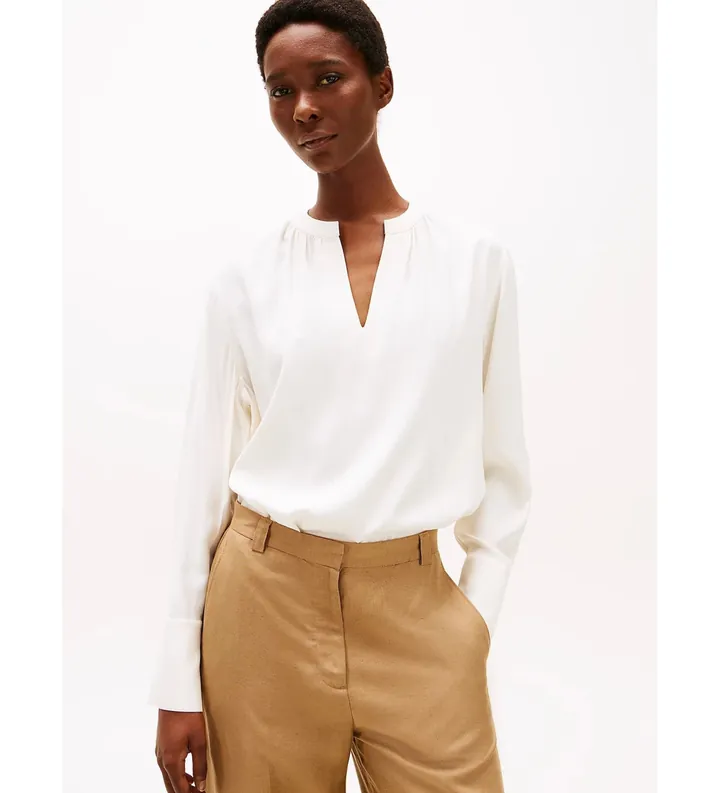 Tommy Hilfiger para mujer. WW0WW44049 Blusa amplia con cuello de pico fruncido beige (36), Casual, Viscosa