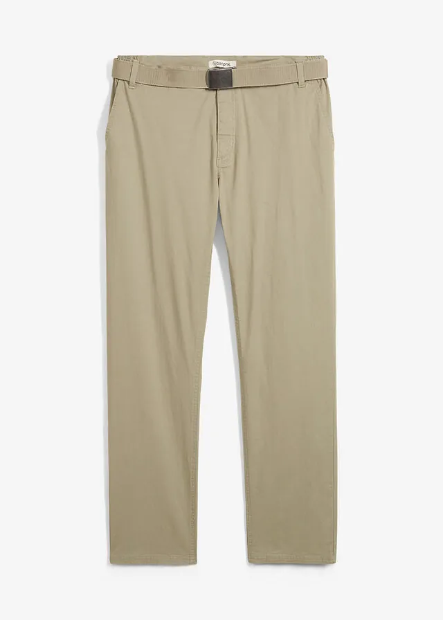 Pantalón tipo chino con corte regular, cinturilla elástica, cinturón y forma recta
