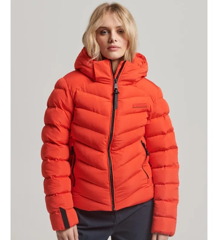 Superdry para mujer. W5011594A Chaqueta acolchada de microfibra con capucha rojo (S), Casual, Poliéster Reciclado, Sostenible