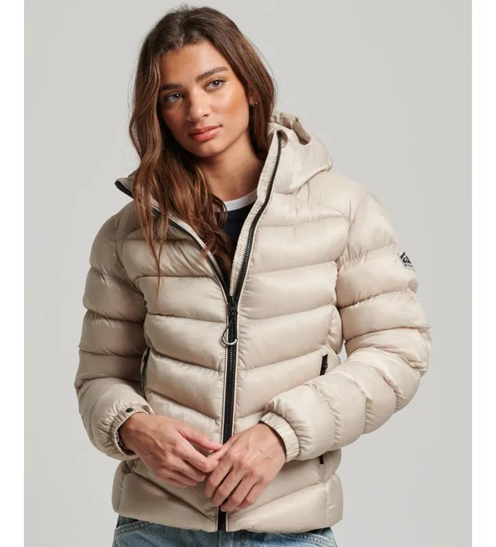 Superdry para mujer. W5011593A Cazadora acolchada con capucha Fuji beige (M), Casual, Poliéster