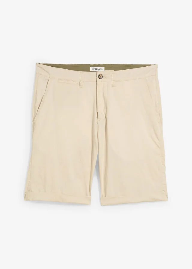 Bermudas tipo chino con corte recto