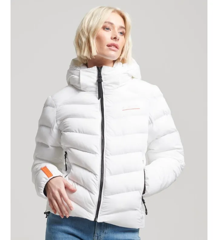 Superdry para mujer. W5011594A Chaqueta acolchada de microfibra con capucha blanco (S), Casual, Poliéster Reciclado, Sostenible
