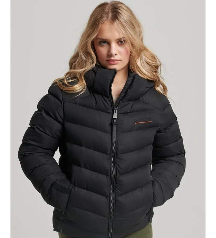 Superdry para mujer. W5011594A Chaqueta acolchada de microfibra con capucha (L), Negro, Casual, Poliéster Reciclado, Sostenible