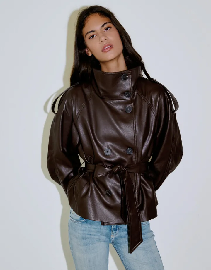 Bershka Cazadora Trench Corta Efecto Piel Mujer L Marrón